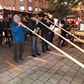 Trio vor dem Weihnachtsbaum auf dem Weihnachtsmarkt in Suhl